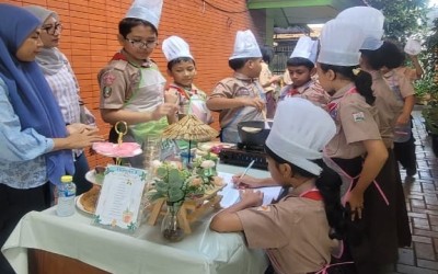 Mengenal Budaya Betawi Lewat Kegiatan Pembuatan Bir Pletok di SDN Pulo 07 Pagi